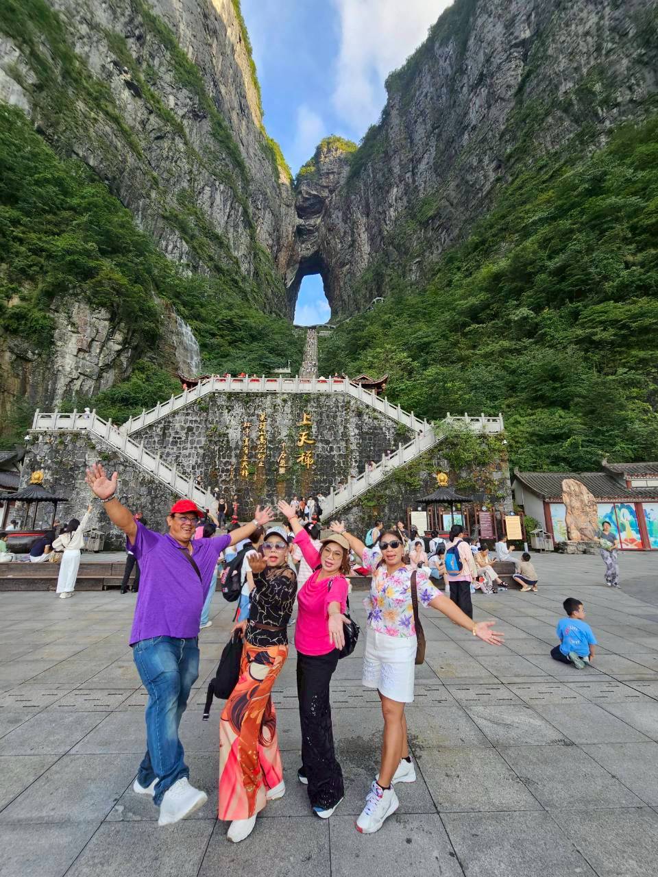 ขอขอบพระคุณ คุณเต็มเดือน คุณวีรฉัตร และครอบครัว ที่ไว้วางใจเลือกใช้บริการกับ GoTour 365 ในทริปสุดพิเศษ
จีน จางเจียเจี้ย – ฝูหรงเจิ้น – อี้ชาง – ประตูสวรรค์